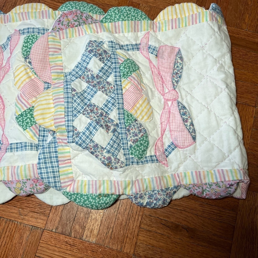 Vintage Easter Basket Scalloped Quilted Cloth Placemats and table Runner - Picture 12 of 15
